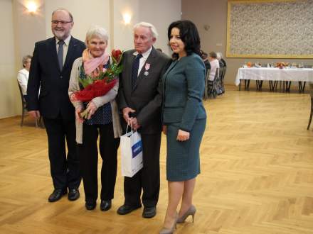 Wręczono medale za długoletni staż małżeński